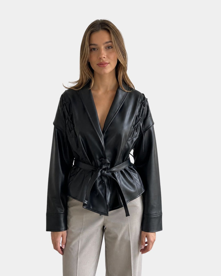 Κοντό παλτό με ζώνη και διακοσμητικά στοιχεία στους ώμους