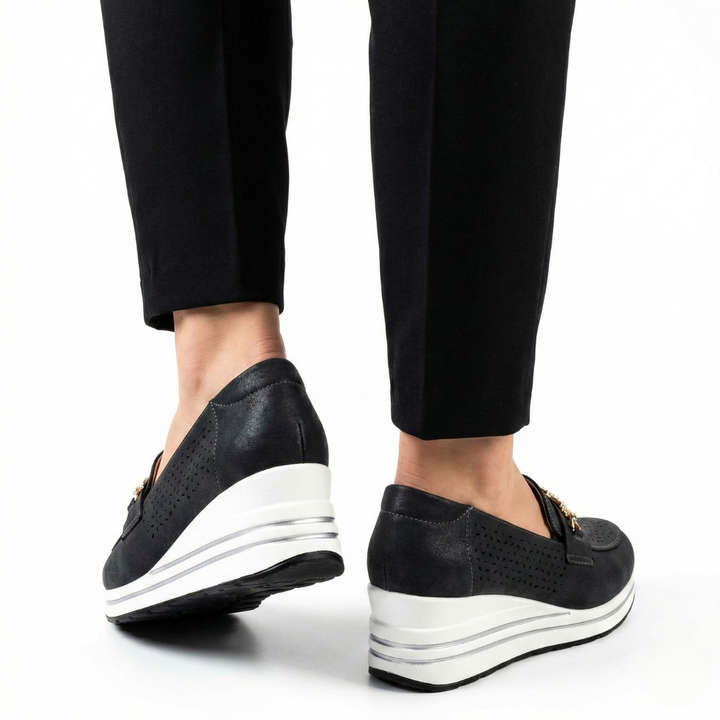 "Coline | Κλασικά Μοκασίνια" can be rewritten as "Coline | Classic Moccasins".