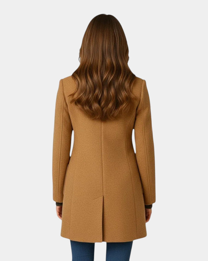 Κομψό παλτό με γιακά και στυλάτο κοψίμο