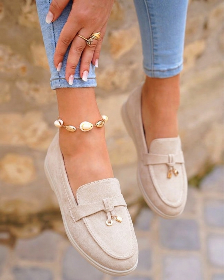Κομψά loafers με μεταλλικά στοιχεία