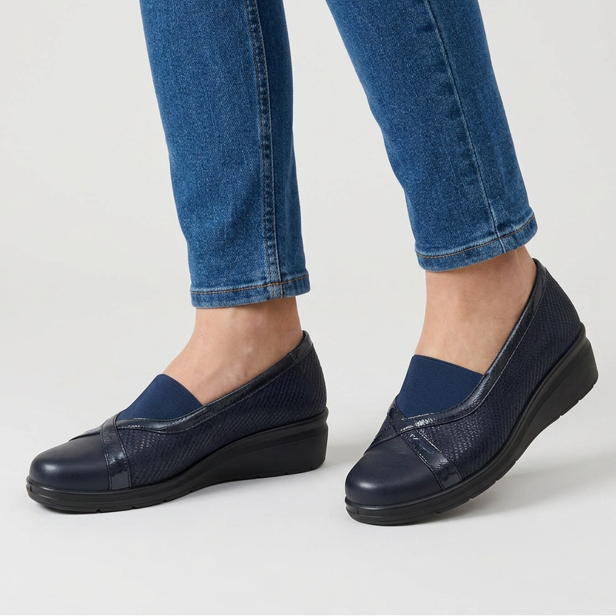 Μοκασίνια με ελαστική ζώνη και λαμπερές λεπτομέρειες
